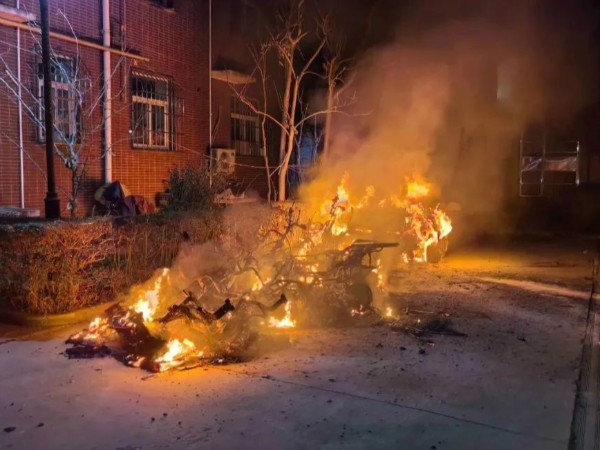 西安一小区电动车着火,火灾预警监控是电动车棚必不可少的! 西安一小区电动车着火,火灾预警监控是电动车棚必不可少的!